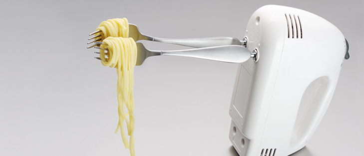 Super-Idee, funktioniert aber nicht: mit einem Rührgerät Spaghetti auf Gabeln aufrollen