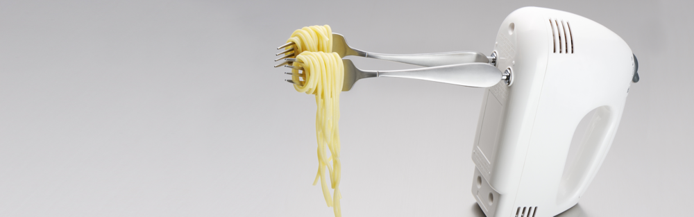 mit Rührgerät Spaghetti auf Gabeln aufrollen