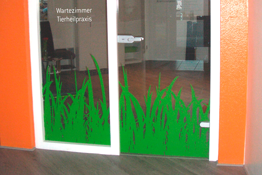 gestaltete Glasfront Tierheilpraxis Kabierske, Rheinstetten