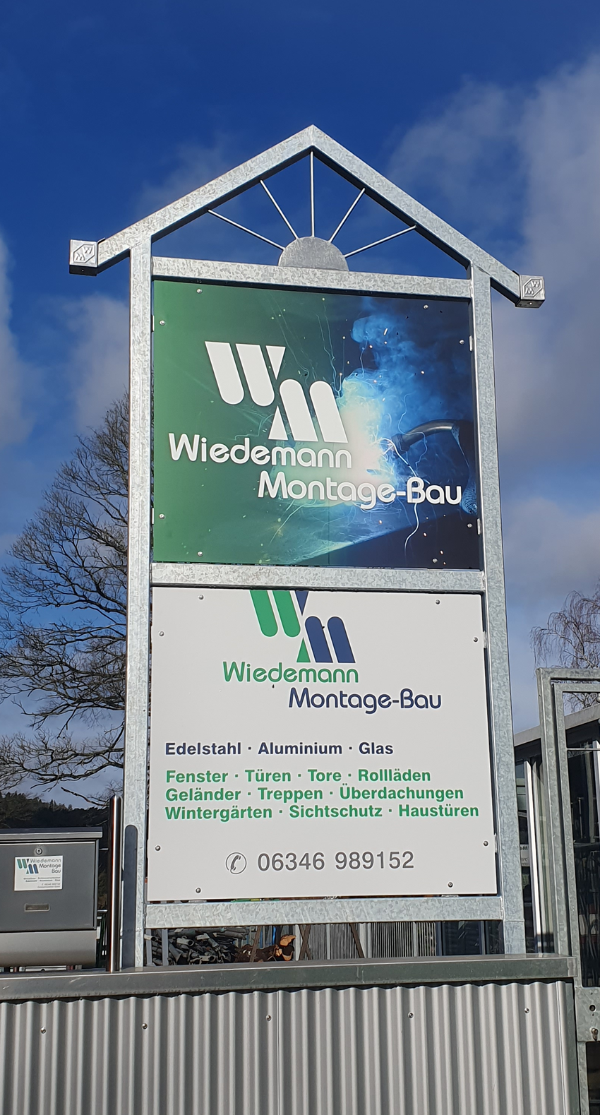 Firmenschild Wiedemann Montagebau